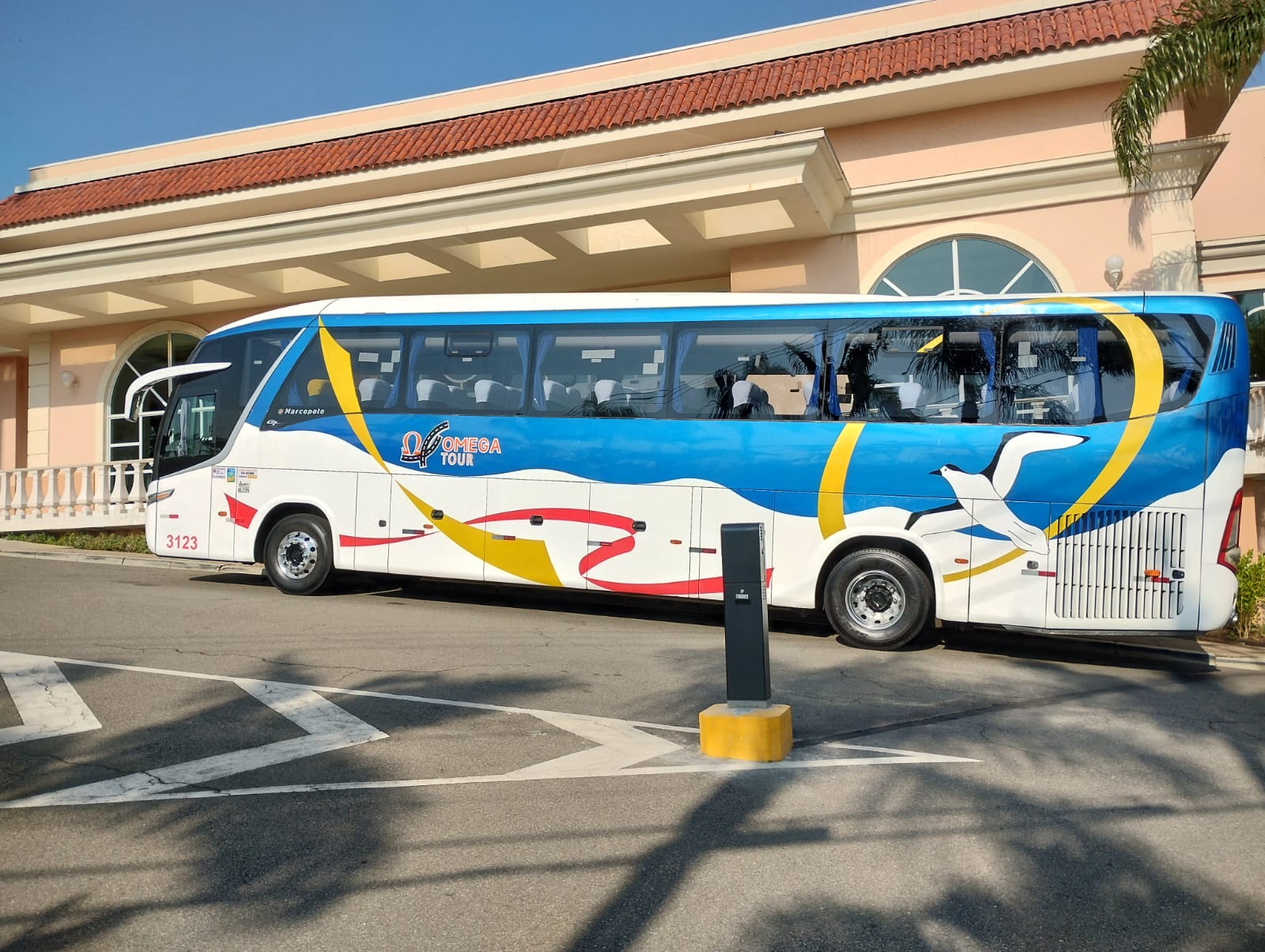 Ônibus Executivo de 50 lugares, foto em frente a igreja