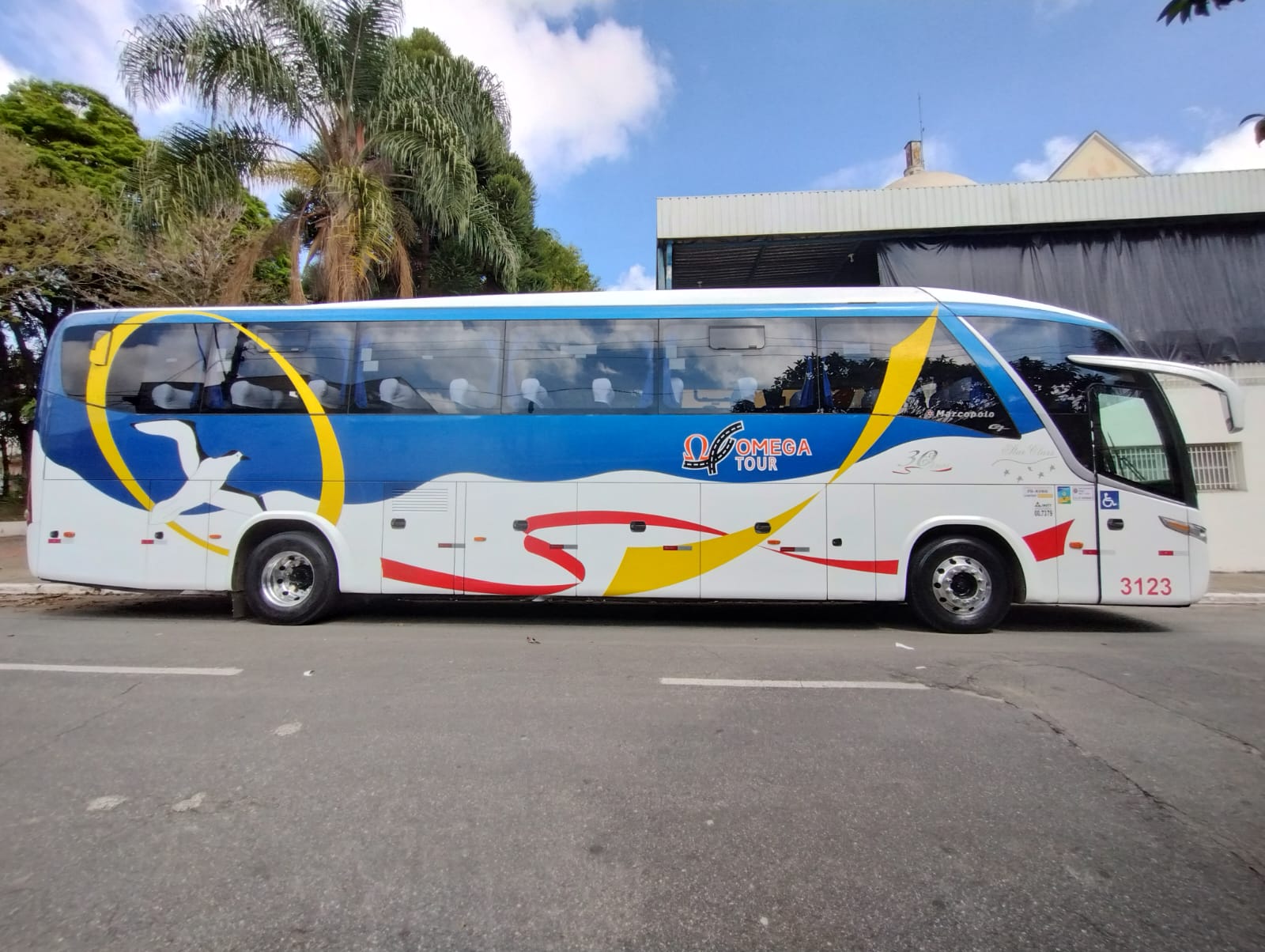 Ônibus de 50 lugares,foto na rua